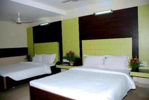 Mgr Regency Hotel Puducherry Buitenkant foto