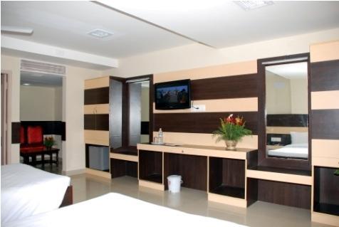 Mgr Regency Hotel Puducherry Buitenkant foto