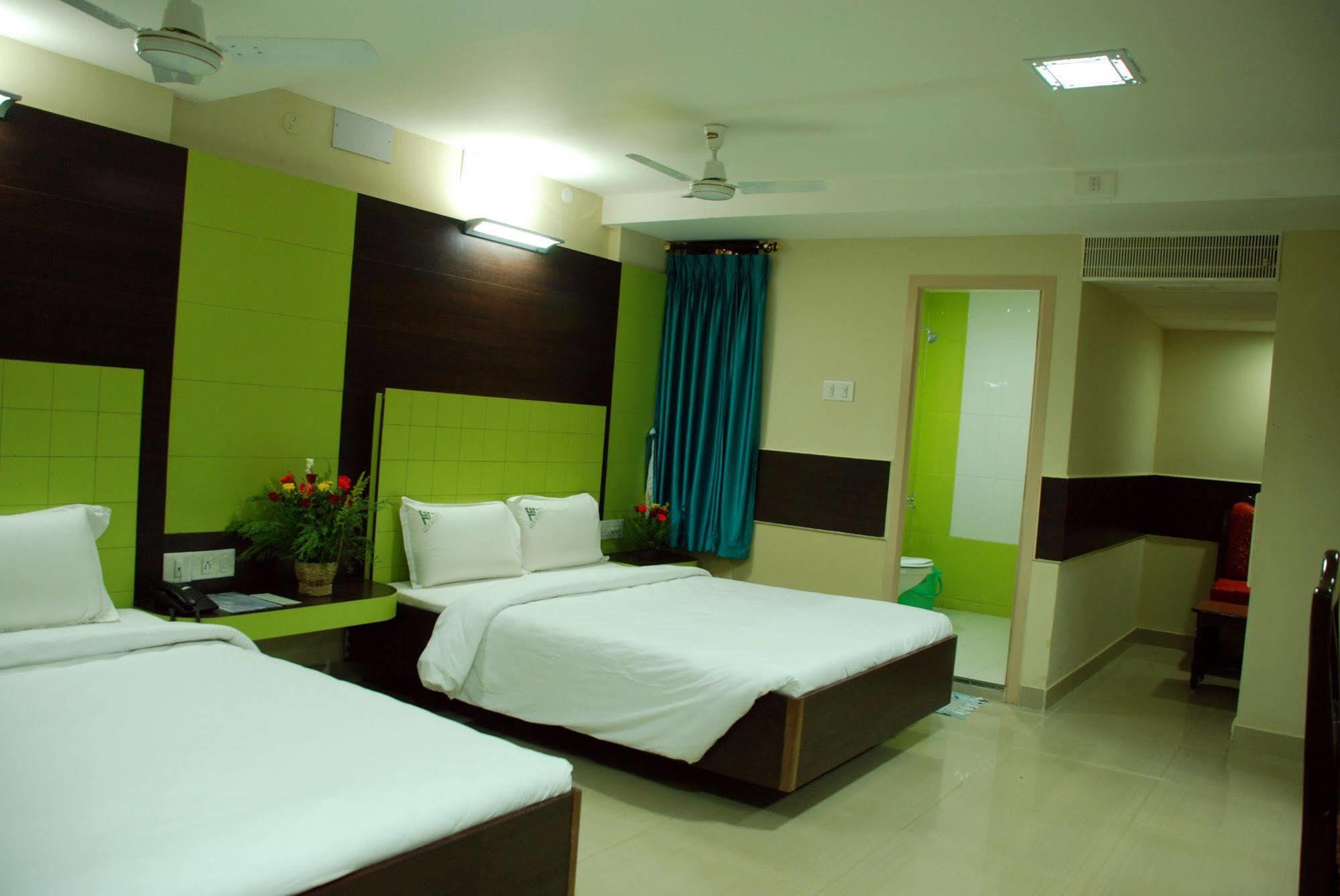 Mgr Regency Hotel Puducherry Buitenkant foto
