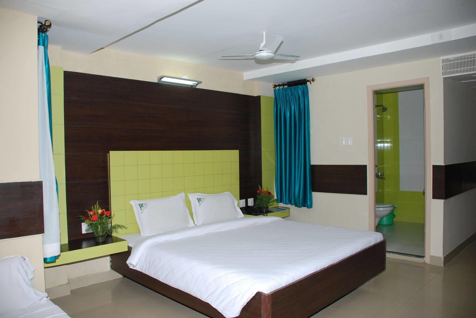 Mgr Regency Hotel Puducherry Buitenkant foto