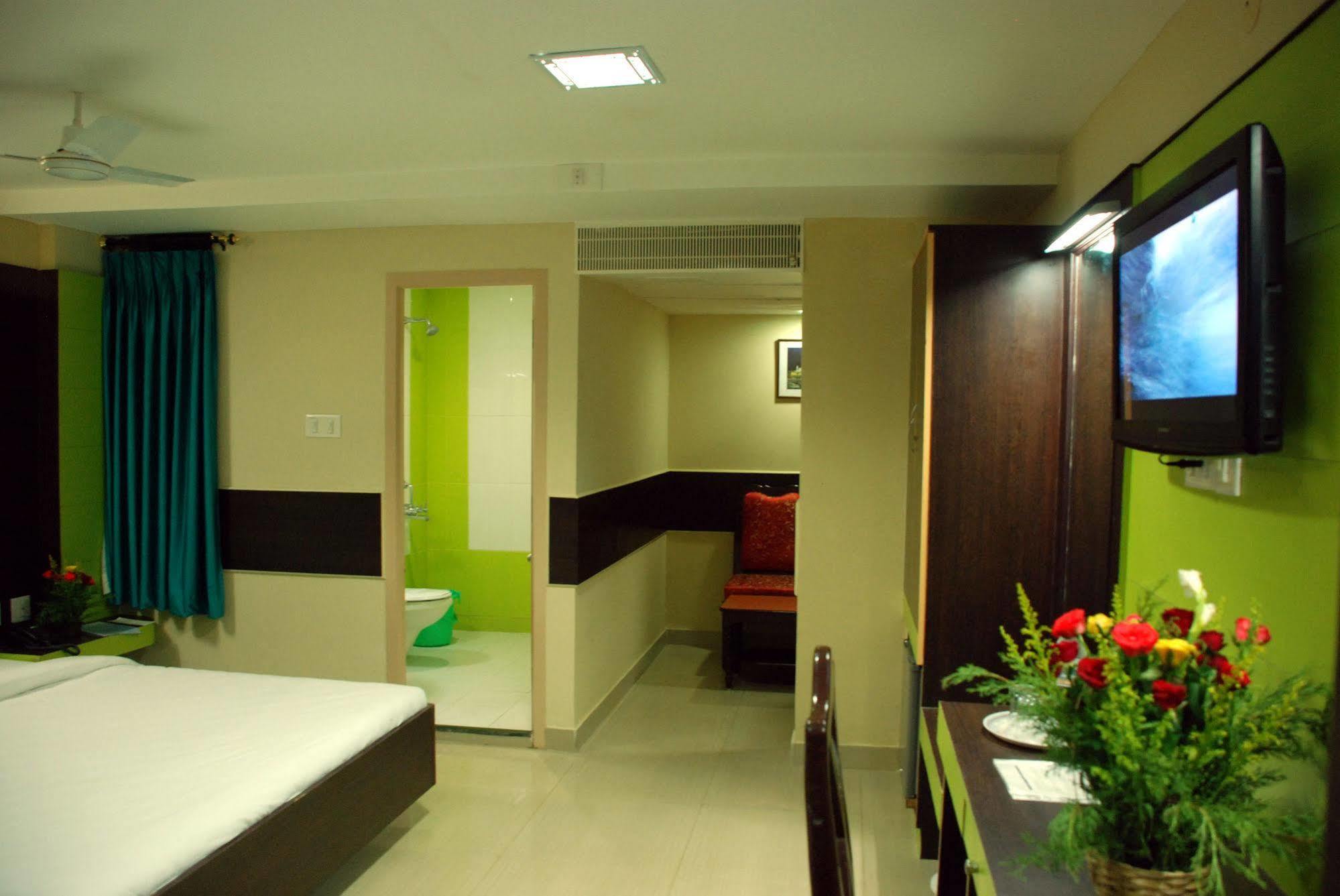 Mgr Regency Hotel Puducherry Buitenkant foto